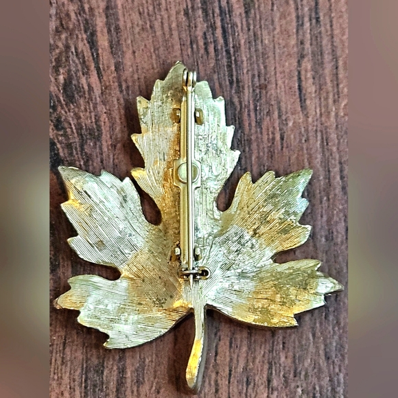 Vintage Gold Tone Maple Leaf Brooch With Rhinestones - Picture 8 of 12